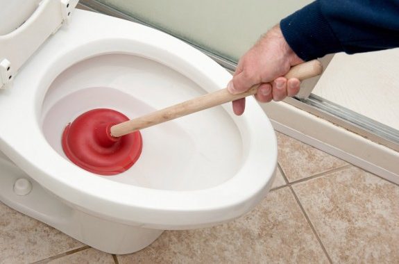 Como desentupir vaso sanitário: Veja aqui vários métodos!